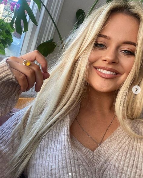 EMILY Atack looked incredible as she shared some glam selfies from her London new flat. The 32-year-old posted the photos to Instagram, showing her relaxing at home as she beamed at the camera. Actress Emily wore a cosy jumper and had her hair straight, after recently showing off a dramatic new look. Last week she […] London In The Summer, 32 Year Old Woman, Emily Atack, Cosy Jumper, New Flat, London Flat, New London, Hair Straight, Her Hair