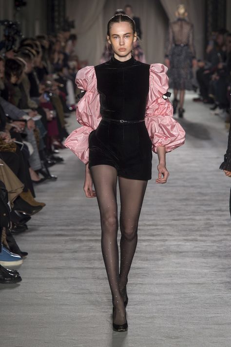 Epq Ideas, Textiles Alevel, Lorenzo Serafini, Looks Street Style, Black And Pink, Fall 2018, Inspired Outfits, Stage Outfits, Couture Fashion