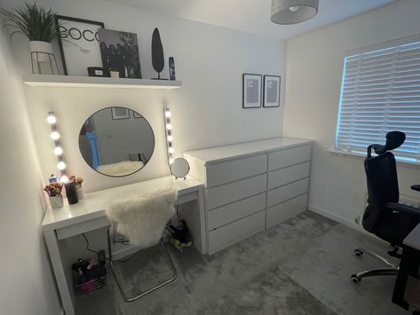 Vanity Chest Of Drawers, Chavy Room, Grey Teen Bedroom, Bedroom Ideas Desk, Hollywood Mirror Dressing Table, Hollywood Mirror Vanity, Dressing Table Inspo, Hollywood Bedroom, Chest Of Drawers Decor