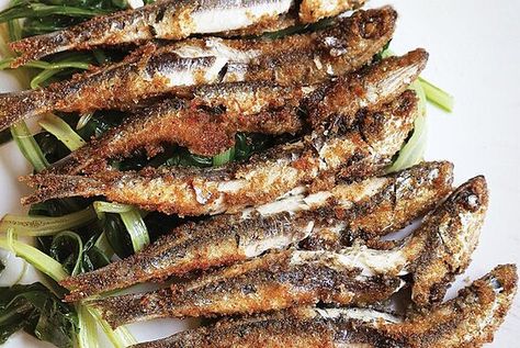 Anchovies Recipes, How To Eat Sardines, Fried Anchovies, Anchovy Recipes, Sardine Recipes, Inexpensive Meals, Anchovies, Adobo, Fish Dishes