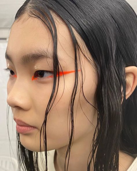 The 6 Biggest Beauty Trends of Paris Fashion Week Spring 2022 | Vogue Punk Eye Makeup, Wet Look Hair, Disco Glam, Beauty Hair Makeup, Colored Eyeliner, Kesha, Body Glitter, Glossy Lips, Makati