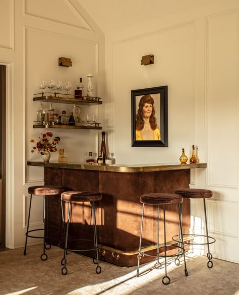 Living Room Bar Seating, Bar Nook With Seating, Cocktail Home Bar, Walk Behind Bar Ideas For Home, Bar Layout, Arch Digest, Corner Bar, Beverly Hills Houses, Cocktail Lounge