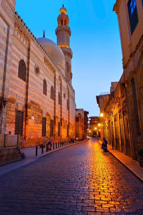 Al Muizz Street - Trips in Egypt Cairo City, Ancient Egyptian Architecture, Places In Egypt, Beautiful Mosques, Egypt Travel, Cairo Egypt, Tourist Places, Ancient Architecture, Travel Tours