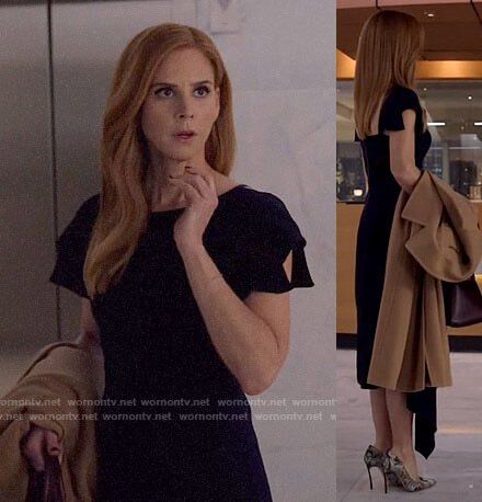 Donna’s navy short sleeve dress on Suits.  Outfit Details: https://wornontv.net/125924/ #Suits Rachel From Suits Outfits, Suits Outfits Dona, Suits Donna Outfits, Suits Show Outfits, Donna Suits Hair, Donna Suits Outfits, Donna Paulsen Outfits, Donna From Suits Dresses, Donna Suits Quotes