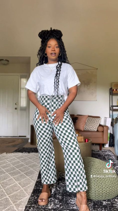 Teacher Street Style, Artsy Black Girls Aesthetic Outfits, Liliana Aesthetic, Cool Teacher Outfits Street Styles, Fun Office Outfits, Therapist Fits, Counselor Outfits, Gingham Pants Outfit, Fun Teacher Outfits