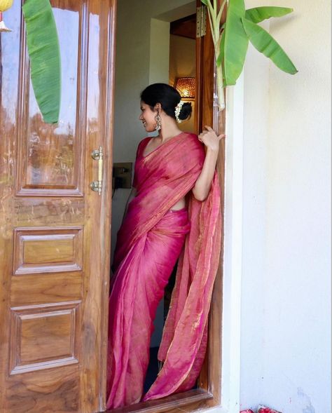 Zari Saree, Saree Wearing, Saree Wearing Styles, Simple Saree Designs, Indian Sari Dress, Rani Pink, Modern Saree, Saree Poses, Simple Sarees