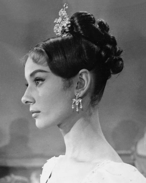 Audrey Hepburn on Instagram: "Audrey Hepburn photographed for hair and wardrobe stills on the set of the War and Peace, Rome, 1955 #AudreyHepburn #WarAndPeace" Audrey Hepburn Hair, Aubrey Hepburn, Sherilyn Fenn, Audrey Hepburn Photos, Old Hollywood Actresses, Vintage Hollywood Glamour, Audrey Hepburn Style, Roman Holiday, Irina Shayk