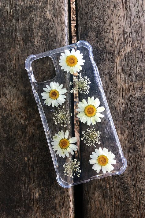 Resin Case Phone, Pressed Daisies, Resin Phone Case, Phone Case Diy Paint, Floral Resin, Resin Accessories, Floral Cases, White Florals, Neutral Style