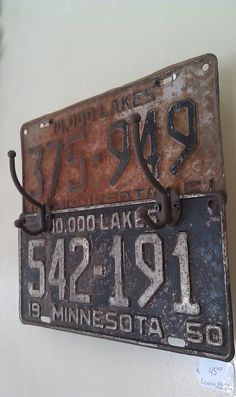 Rusty vintage license plates made into a coat rack (Yeah Minnesota_my home state) License Plates Diy, Classy Autumn, License Plate Decor, License Plate Crafts, License Plate Ideas, Old License Plates, Licence Plates, License Plate Art, Vintage License Plates