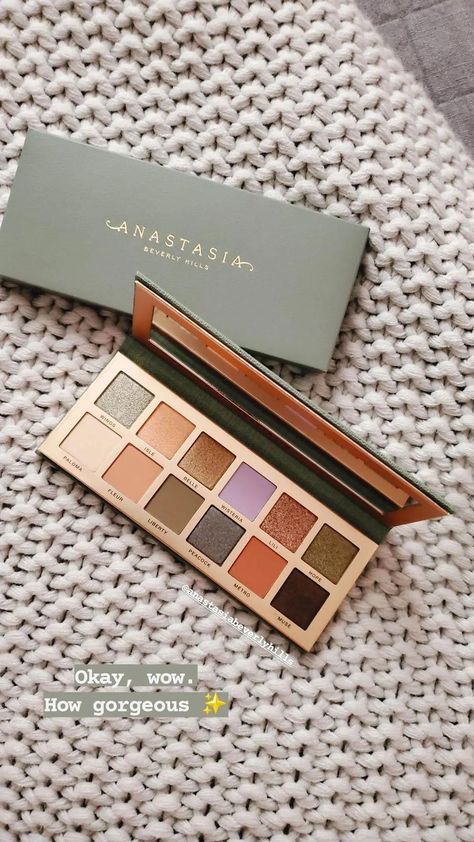 Anastasia Beverly Hills eyeshadow palette. New, gorgeous, feminine makeup. Anastasia Makeup Palette, Anastasia Eyeshadow Palette, Anastasia Palette, Product Wishlist, Anastasia Makeup, Anastasia Beverly Hills Eyeshadow, Feminine Makeup, Dream Makeup, Makeup Tumblr