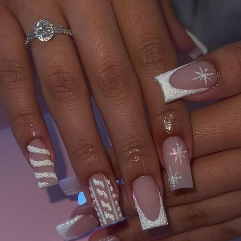 Ongles Bling Bling, Unghie Sfumate, Candy Cane Nails, Winter Nails Acrylic, Christmas Gel Nails, Girly Acrylic Nails, French Tip Acrylic Nails, French Acrylic Nails, Short Square Acrylic Nails