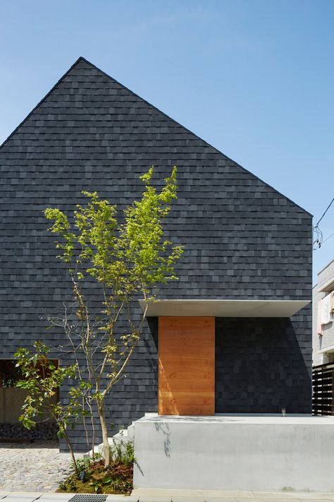 A pointy shingle-clad roof extends over this residence and garden by Suppose Design Office Aichi Japan, House Roof Design, Japanese Architecture, House Roof, Design Office, Roof Shingles, Architecture Exterior, Roof Design, Japanese House