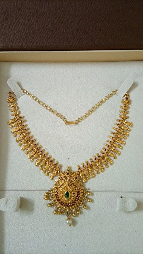 Gold Necklace Set 20 Grams, Short Necklace Gold Indian, Diy Necklace Ideas, Make Your Own Necklace, Pretty Gold Necklaces, Indian Gold Necklace Designs, Gold Earrings For Kids, Gold Bridal Necklace, Gold Jewels Design