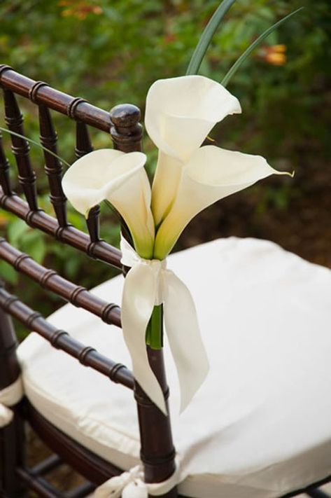 Wedding Flowers: Calla Lily | Woman Getting Married Calla Lillies Wedding, Calla Lily Wedding Flowers, Calla Lily Wedding, Lily Wedding, Silk Flowers Wedding, Diy Wedding Bouquet, Diy Wedding Flowers, Ceremony Flowers, Calla Lilies