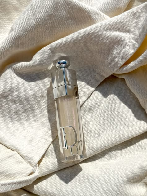 Dior beauty lipstick sparkle shine Dior Gloss, Dior Lipstick, 1960's Fashion, Shadow Video, Healthy Lifestyle Inspiration, Gloss Lipstick, Beauty Studio, Luxury Makeup, Beauty Life