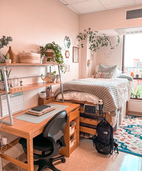 Freshman/sophomore aesthetic dorm room Rounded Table, Dorm Room Layouts, College Dorm Inspo, Small Dorm Room, College Dorm Room Inspiration, Cozy Porch, Boho Dorm Room, Dorm Aesthetic, Dream Dorm Room