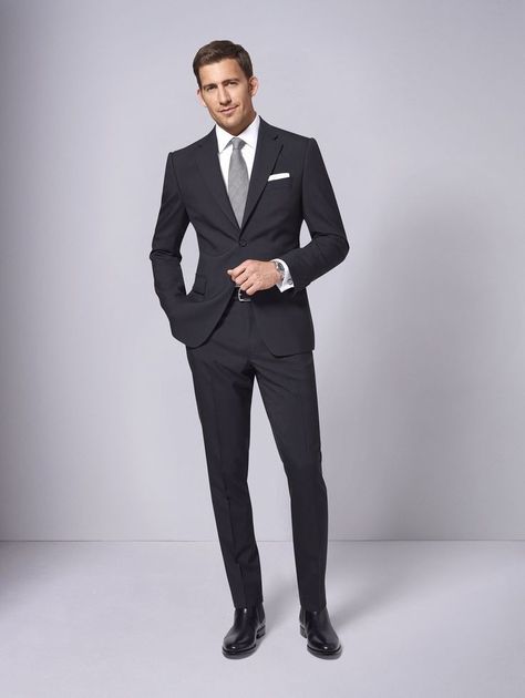 Men Suit And Tie Outfits, Business Formal Outfits Men, Black Tie Dress Code For Men, Black Tie Event Men, Suit Pose, Men Work Outfits, Black Suit Dress, All Black Suit, Neon Prom Dresses