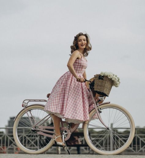 50s Girl Aesthetic, 50s Aesthetic Outfits, Vintage Housewife Aesthetic, 50s Aesthetic Fashion, 50s Summer Fashion, Housewife Aesthetic, 1950 Outfits, 50s Aesthetic, Rockabilly Girl