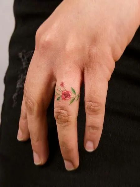 Ring Rose Finger Tattoo Infinity Finger Tattoos, Rose Finger Tattoo, Henna Finger Tattoo, Tatoo Ring, Flower Tattoo Ideas For Women, Finger Tattoos Fade, Finger Tattoos For Women, Flower Finger Tattoos, Finger Rose Tattoo