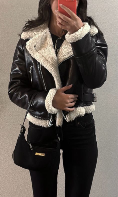 Girl in black leather Sherpa jacket and black jeans with a black handbag Women Sherpa Jacket Outfit, Leather Sherpa Jacket Outfit, Black And White Jacket Outfit, White Fur Outfit, Fuzzy Jacket Outfit, Leather Sherpa Jacket, Outfit Black Jeans, Sherpa Jacket Outfit, White Sherpa Jacket