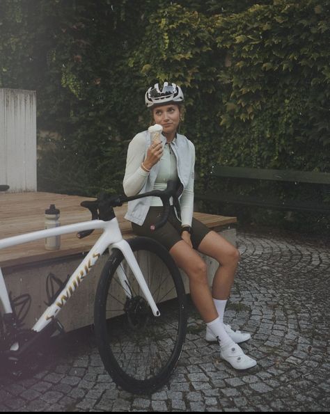 Women Cyclists Outfits, Women’s Cycling Outfit, Cycling Asthetic Pics, Summer Cycling Aesthetic, Cycling Girl Aesthetic, Girl Cycling Aesthetic, Bicycling Aesthetic, Soul Cycle Outfit, Road Bike Outfits Women