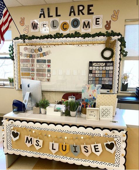 Classroom Decor Homeschool, Boho Teacher Desk Decor, Teacher’s Day Decoration Ideas, Bulletin Board By Teacher Desk, Desk Decor Classroom, Classroom Decor Cozy, Intermediate Classroom Setup, Teachers Desk Area, Elementary School Classroom Design