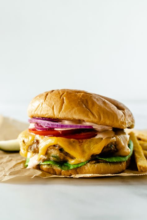 Move over traditional cheeseburgers– these juicy cheddar jalapeño turkey burgers are the star now! Loaded with flavor from the jalapeño peppers, garlic, smoke paprika, onion powder and Worcestershire sauce stuffed with gooey melted cheddar cheese throughout. This jalapeño turkey burger recipe will be favorite in no time! #burgers #turkeyburgers #jalapenoburgers Cheddar Burgers Recipe, Jalapeno Burger, Turkey Burger Recipe, Star Now, Jalapeño Peppers, Cheddar Burger, Jalapeno Cheese, Burger Places, Turkey Burger Recipes