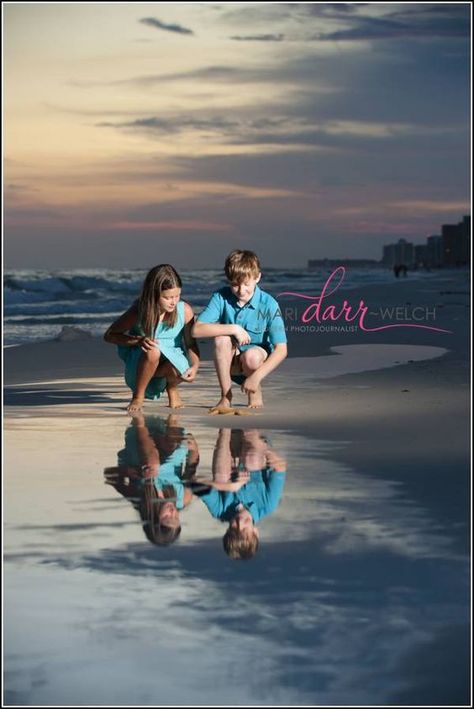 10 Best Family Beach Picture Ideas - Funny Family Beach Photos to Try! Sibling Pics, Beach Family Photography, Destin Wedding, Best Family Beaches, Beach Photography Family, Family Beach Portraits, Sibling Poses, Poses Beach, Family Beach Pictures