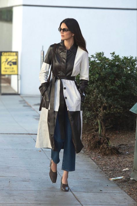 Kendall Jenner Outfits Casual, Kendall Jenner Modeling, Black And White Coat, Kendall Jenner Street Style, Outfit 2023, Kendall Style, Classic Style Outfits, Style 2023, Kendall Jenner Outfits