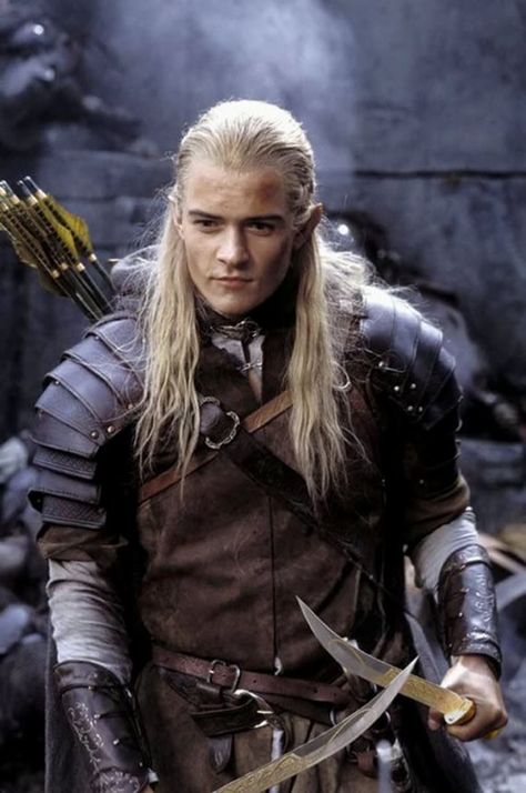 With shoulder armor, high res detail + knives Lotr Fashion, Orlando Bloom Legolas, Lotr Legolas, Mid Evil, Legolas And Tauriel, Hulk Character, Helms Deep, Legolas And Thranduil, Elijah Wood