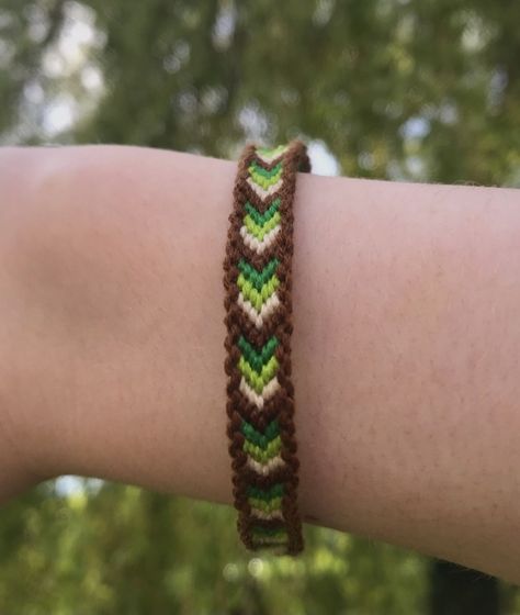 Bracelet Colour Combos, Green Friendship Bracelet, Craft Tree, Vsco Beach, Diy Braided Bracelet, Nature Craft, Tree Garden, Brown Bracelet, Beach Nature