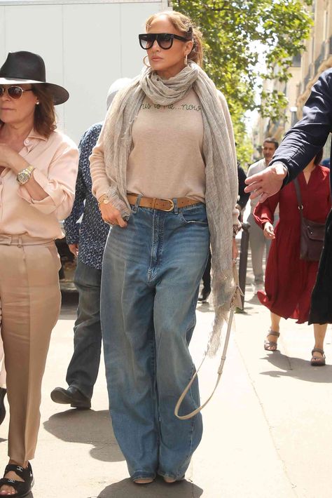 Jennifer Lopez's Baggy Jeans Practically Fit Like Sweatpants Boyfriend's Jeans Outfit, Low Baggy Jeans Outfit, Skate Jeans Outfit, Very Baggy Jeans Outfit, How To Wear Baggy Jeans, How To Style Baggy Jeans Outfit Ideas, Super Baggy Jeans Outfit, Baggy Wide Leg Jeans Outfit, What To Wear With Baggy Jeans