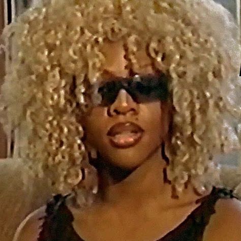 Kim Blonde, Lil Kim 90s, Black 90s Fashion, 90s House, 90s Rappers, Lil Kim, Vintage Black Glamour, Black Femininity, 90s Aesthetic