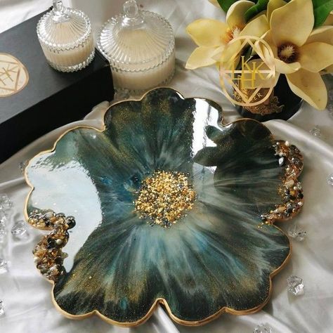 Diy Resin Tray, Seni Resin, Flower Tray, Bridal Gift Wrapping Ideas, Resin Crafts Tutorial, Stone Art Painting, Resin Art Painting, Diy Resin Projects, Geode Art