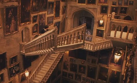 Because other staircases don’t compare. | 64 Reasons Growing Up At Hogwarts Ruins You For Life Hery Potter, Hufflepuff Aesthetic, Gryffindor Aesthetic, Harry Potter Wall, Images Harry Potter, Hogwarts Aesthetic, Slytherin Aesthetic, Harry Potter Pictures, Harry Potter Wallpaper