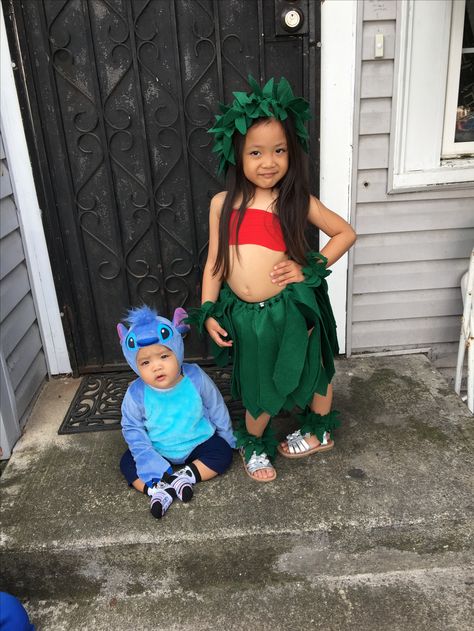 Lilo & Stitch ❤️ Lilo And Stitch Sibling Costume, Lelo And Stitch Costumes Diy, Duo Halloween Costumes Sisters, Lilo And Stitch Family Costume, Lelo And Stitch Costumes, Lilo Y Stitch Disfraz, Lilo And Stitch Costume Kids, Lilo And Stitch Diy, Diy Cute Halloween Costumes