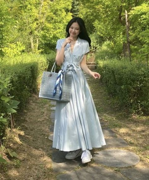 Jennie Outfit Dress, Big Hand Bag, Jennie Dress, Jennie Outfits, Jennie Jisoo, Effortlessly Chic Outfits, Classy Work Outfits, Easy Trendy Outfits, Jairzinho