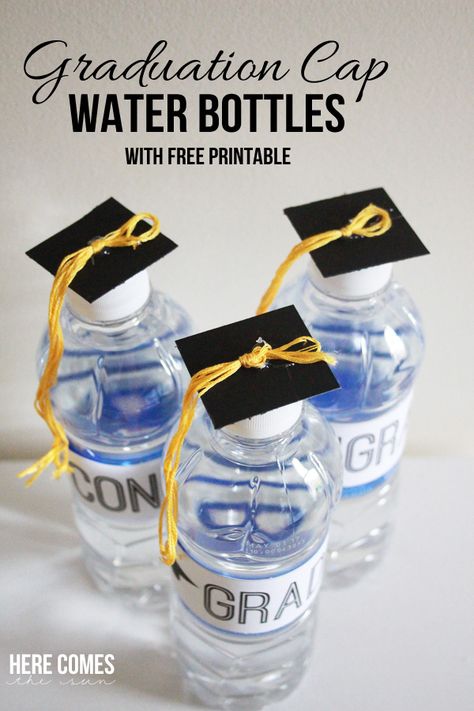 These Graduation Cap water bottles are a festive addition to any graduation party! Easy Graduation Party Food, Kindergarten Graduation Party, Graduation Food, Graduation Desserts, Outdoor Graduation Parties, Senior Graduation Party, Graduation Party Foods, Graduation Party High, Graduation Party Diy