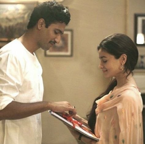 Raazi Movie Scenes, Raazi Movie, Old School Romance, Indian Couple Aesthetic, Bollywood Romance, Aesthetic Bollywood, School Romance, Romance Couple, Vintage Bollywood Aesthetic