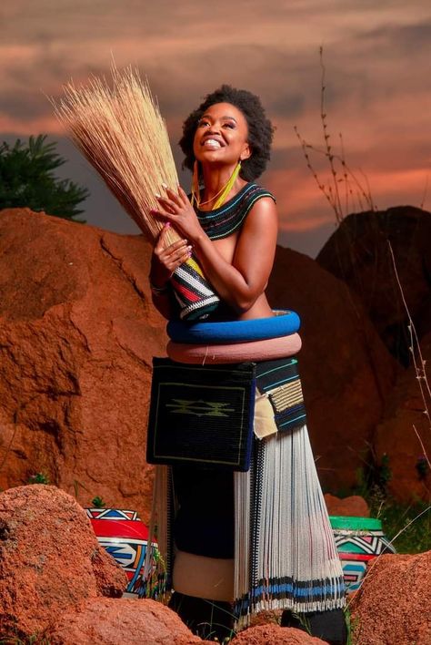 Ndebele Traditional Attire South Africa, Ndebele Outfits, Ndebele Bride, Ndebele Attire, Ndebele Traditional Attire, Masai Beadwork, Zimbabwe Women, Pretty Dark Skin, African Traditional Wear