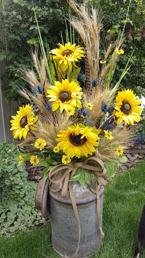 Fall Containers Planters, Fall House Decor, Sunflower Floral Arrangements, Milk Can Decor, Fall House, Sunflower Crafts, Sunflower Arrangements, Fall Decor Diy Crafts, Deco Champetre