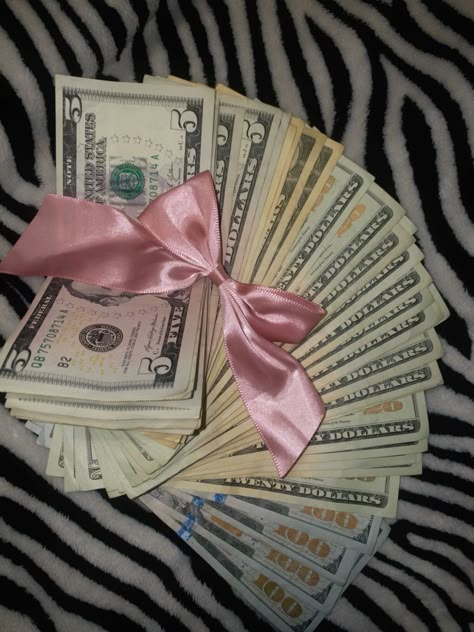 Pile Of Gifts Aesthetic, Money Gift Aesthetic, Pretty Money Aesthetic, Cute Money Aesthetic, Cash Aesthetic Pink, Money Pink Aesthetic, Money Stacks Cash, Pink Money Aesthetic, Money Pictures Aesthetic