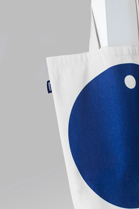 Roomp on Behance Bag Packaging Ideas, Tote Bag Packaging, Best Hotel Rooms, Eco Friendly Shopping Bags, Canvas Bag Design, Beautiful Branding, Corporate Identity Design, Hotel Branding, Bag Mockup