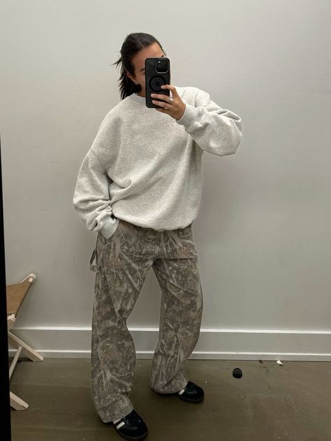 Womens Baggy Pants Outfit, Fall Camo Pants Outfit, Baggy Clothes Outfit Fall, Camo Pant Outfits, Light Camo Pants Outfit, Camo Pants Outfit Street Style, Baggy Camo Pants Outfit, Cargo Camo Pants Outfit, Camo Cargo Pants Outfit Street Style