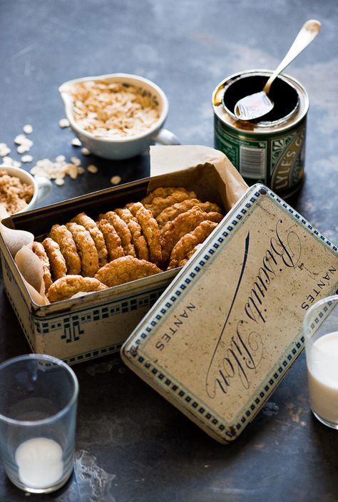 Anzac Biscuits Photography Food Styling, Anzac Biscuits, Dessert Photography, Cake Photography, Food Photography Inspiration, Photography Food, Food Photography Styling, Biscuit Recipe, Yummy Cookies