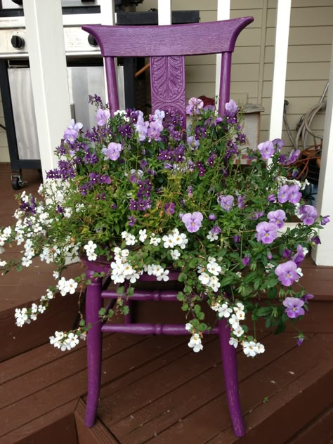 Art Chairs, Purple Chair, Chair Planter, Vintage Gardening, Garden Plan, Container Gardening Flowers, Garden Decor Projects, Wood Tables, Flower Pots Outdoor