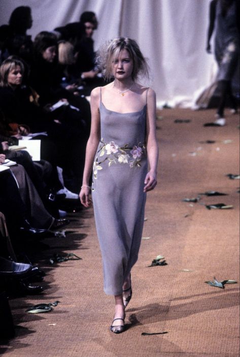 Mui Mui Runway, Runway 90s, Junko Shimada, Mui Mui, Original Supermodels, 1990s Fashion, Outfit Inspo Casual, Soft Summer, 90s Fashion