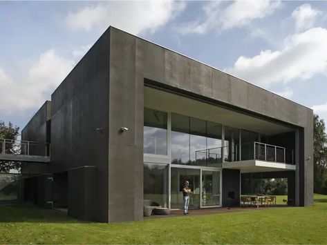 Bunker in Poland claims to be the world's first zombie-proof house - Business Insider Zombie Proof House, Fortress House, Houses In Poland, Architecture Cool, Movable Walls, Safe Room, Brutalist Architecture, Home Defense, Safe Haven