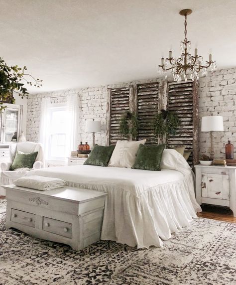 Idea Bilik Tidur, Reka Bentuk Bilik Tidur, White Brick Wallpaper, White Wash Brick, Hiasan Bilik Tidur, French Country Bedrooms, Decor Shabby Chic, Brick Walls, Vintage Bedroom