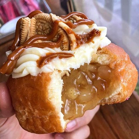 @Regran_ed from @fiveodonutco -  Tag a friend who needs a Pie Hole this weekend! It's back and available at both shops all weekend long! Apple pie filled  cream cheese frosting  apple pie oreos  caramel drizzle - #regrann   Promoting donuts and those who make them. Searching for the world's best donuts!   Donut Shops: Tag #donutexplorers to be featured.   Donut Explorers: Tag  #donutexplorersclub to feature your donut adventures!   Tag your friends and followers.   Visit us at www.donutexplorers Cookies Cream Cheese Frosting, Caramel Stuffed Cookies, Donut Desserts, Cookies Cream Cheese, Donut Explorers, Donut Shops, Caramel Drizzle, Breakfast Coffee, Unique Desserts